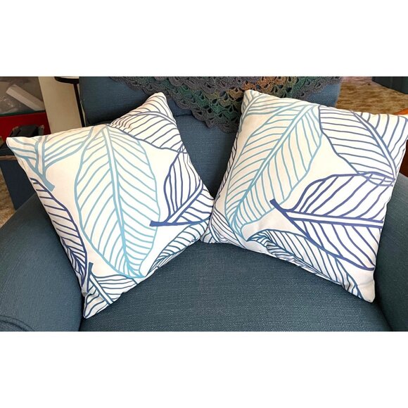Set Of 2 Pier 1 Imports Indoor/Outdoor Leaf Pattern Throw Pillows - Picture 2 of 5